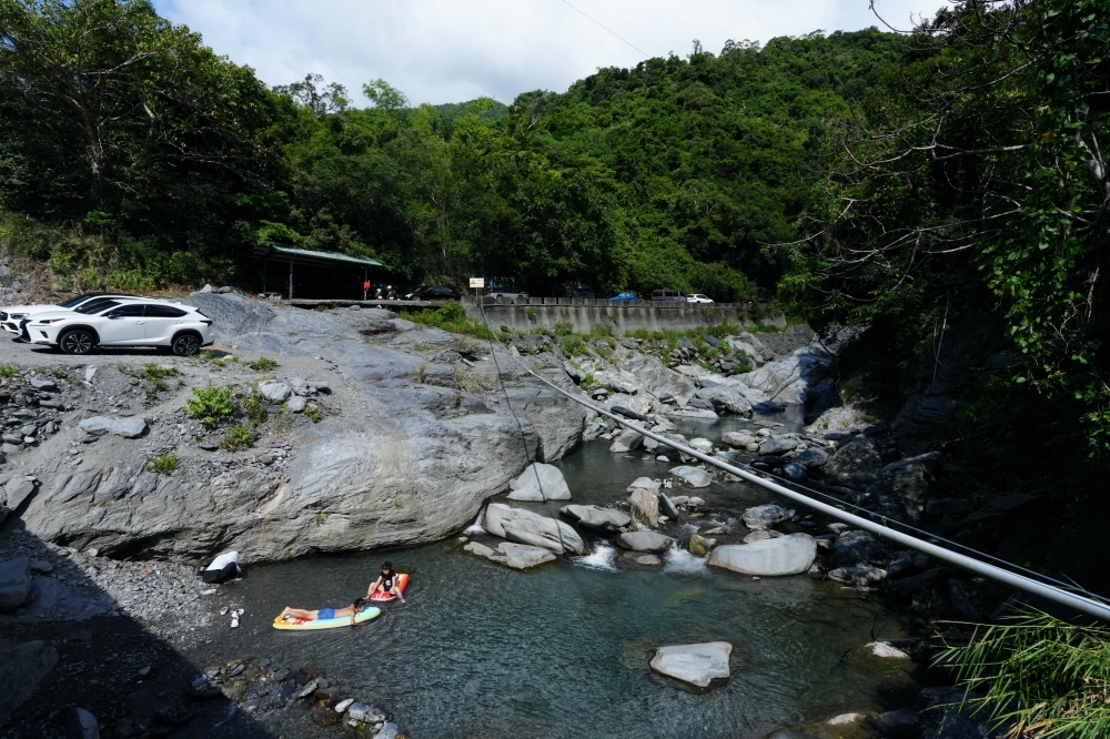 【大南溪峽谷游泳池】 台東天然消暑秘境！清澈藍寶石溪水、導航路況與停車全攻略 @捲捲頭 ♡ 品味生活