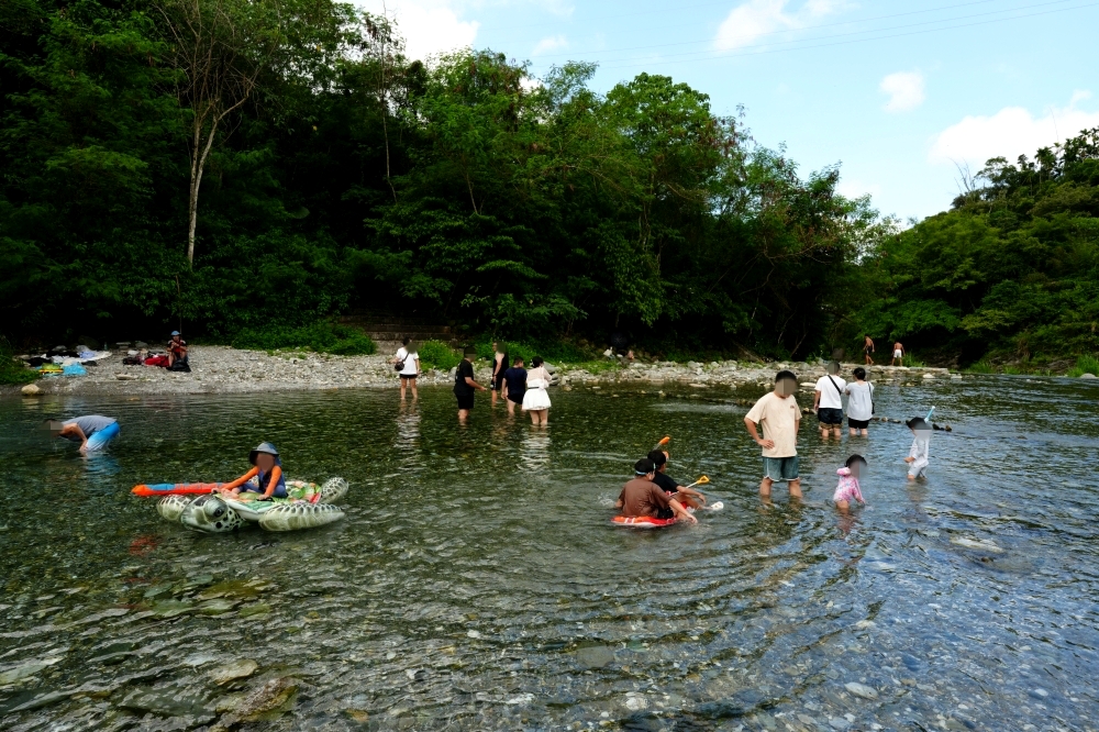 【白鮑溪親水園區】2026花蓮暑假消暑首選！免費藍寶石野溪玩水攻略 @捲捲頭 ♡ 品味生活