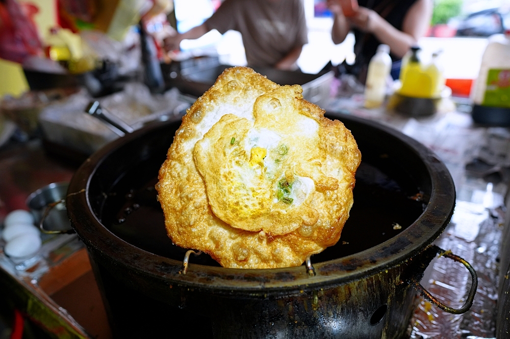 【頭城車站阿伯炸蛋蔥油餅】現揉餅皮咬下超有勁，一份50元！頭城老字號蔥油餅搬遷全攻略 @捲捲頭 ♡ 品味生活