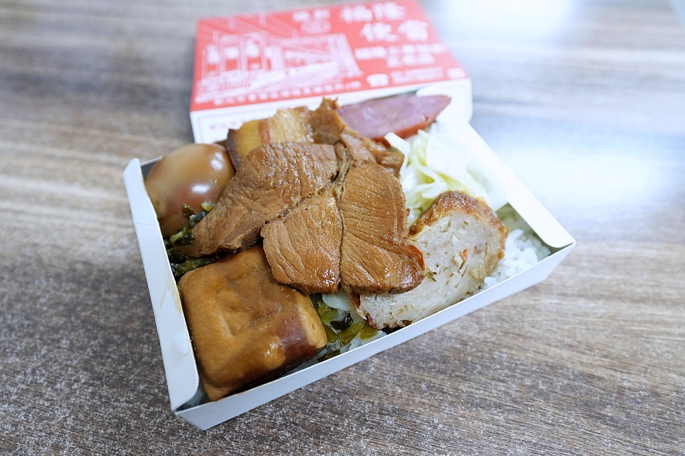 【福新福隆便當】 90元招牌雙拼肉＋排骨便當！現點現包、火車站前老饕吃法攻略 @捲捲頭 ♡ 品味生活