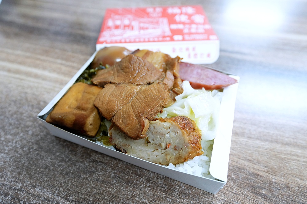 【福新福隆便當】 90元招牌雙拼肉＋排骨便當！現點現包、火車站前老饕吃法攻略 @捲捲頭 ♡ 品味生活