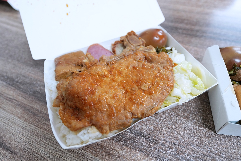 【福新福隆便當】 90元招牌雙拼肉＋排骨便當！現點現包、火車站前老饕吃法攻略 @捲捲頭 ♡ 品味生活