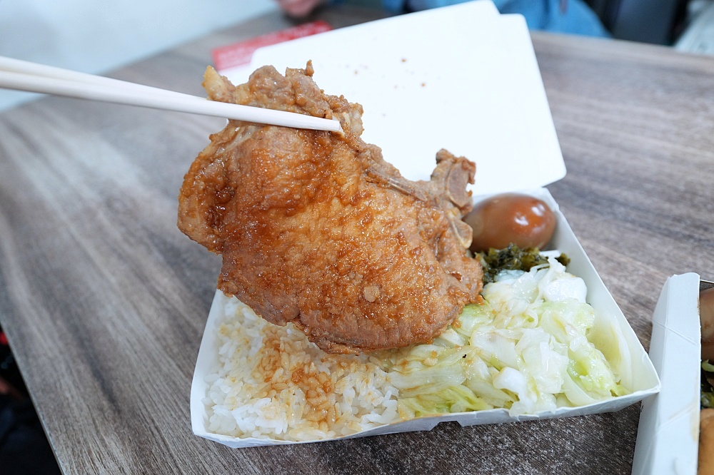 【福新福隆便當】 90元招牌雙拼肉＋排骨便當！現點現包、火車站前老饕吃法攻略 @捲捲頭 ♡ 品味生活