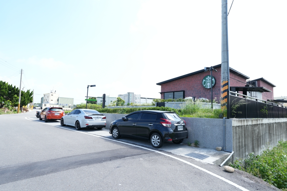 【星巴克苑裡稻香門市】 被稻田包圍的發呆秘境！買完垂坤順遊咖啡廳推薦 @捲捲頭 ♡ 品味生活