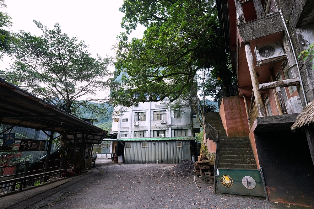 【猴硐坑休閒園區】走進百年瑞三礦坑，搭小火車鑽坑道體驗採煤樂趣 @捲捲頭 ♡ 品味生活