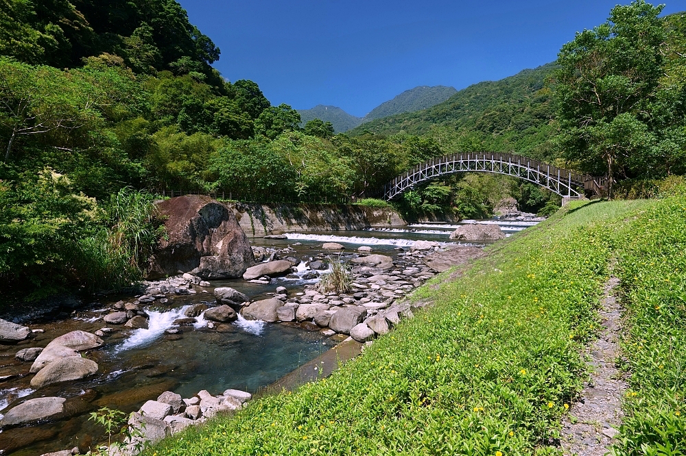【蝴蝶公園】古圳步道超平緩、賞蝶拱橋賞無敵山景，烏來一日遊 @捲捲頭 ♡ 品味生活