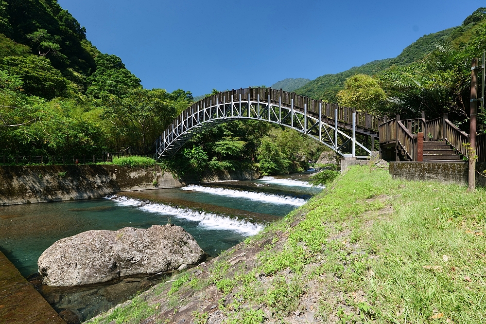 【蝴蝶公園】古圳步道超平緩、賞蝶拱橋賞無敵山景，烏來一日遊 @捲捲頭 ♡ 品味生活