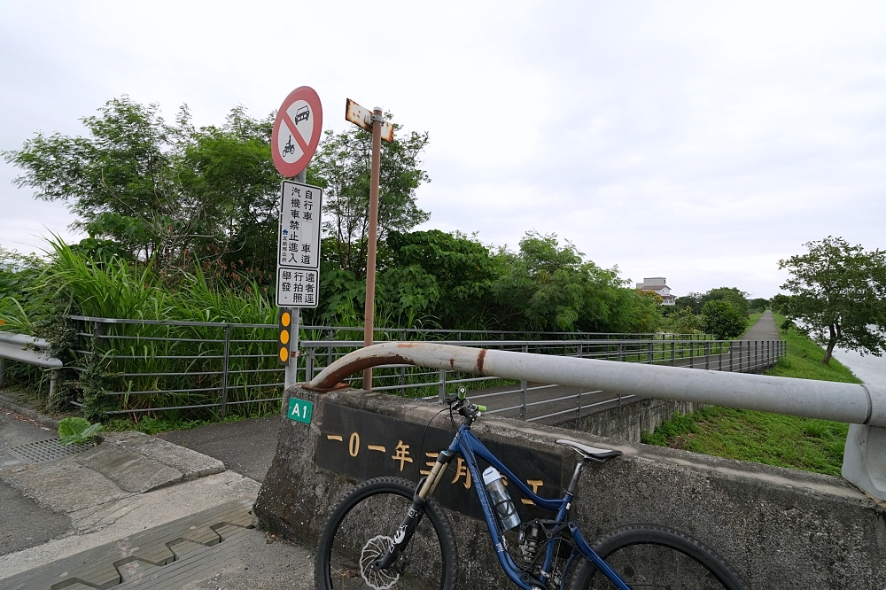 【五結水岸花樹廊道】宜蘭五結私房景點，舊河道大變身！雙向自行車道、秋日悠閒散步全攻略 @捲捲頭 ♡ 品味生活