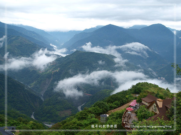 清境住宿》歐風小鎮。夢幻歐洲建築，坐在陽台望著老英格蘭以及遠處群山，晚上在陽台還能直接品酒觀星～ @捲捲頭 ♡ 品味生活