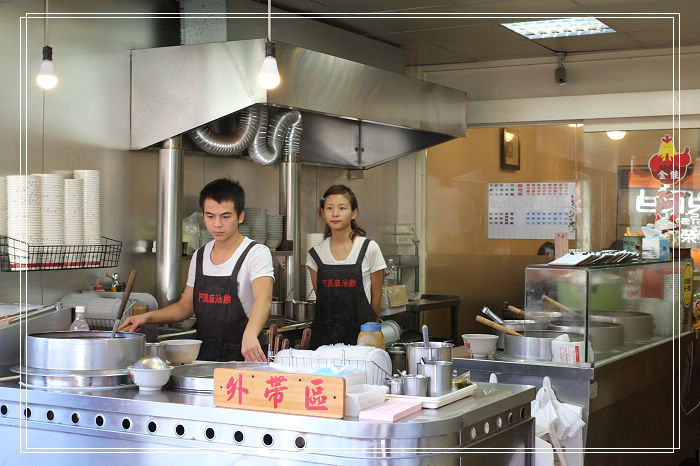 台北美食》阿圖麻油雞。湯頭濃郁有酒香，雞肉Q彈有咬勁。天冷時最好的去處～補氣養生保健！ @捲捲頭 ♡ 品味生活