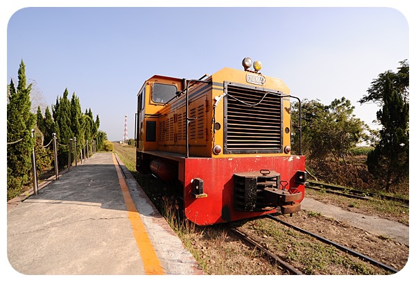 台南烏樹林休閒園區，火車迷必看，坐五分車逛甘蔗田吃糖廠冰棒，還能順遊吃超美味的東山鴨頭！ @捲捲頭 ♡ 品味生活