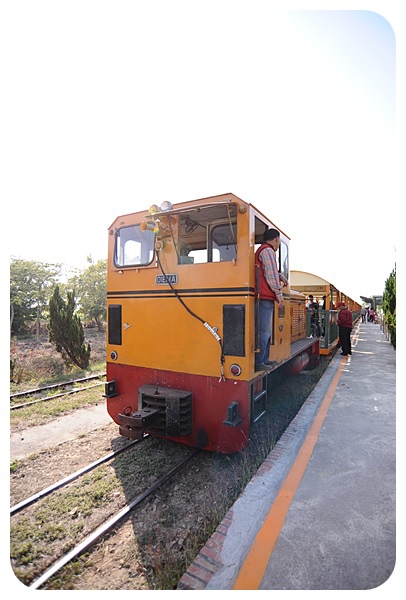 台南烏樹林休閒園區，火車迷必看，坐五分車逛甘蔗田吃糖廠冰棒，還能順遊吃超美味的東山鴨頭！ @捲捲頭 ♡ 品味生活