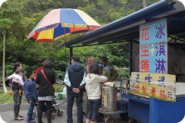 【五峰旗香腸.湯圍溝綠色臭豆腐】礁溪必吃碳烤香腸，再來一份淡淡青草香臭豆腐～ @捲捲頭 ♡ 品味生活