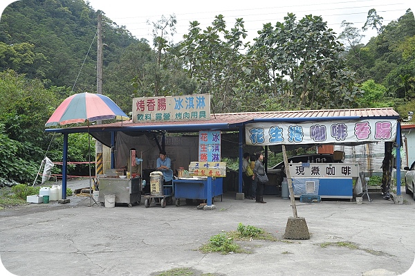 【五峰旗香腸.湯圍溝綠色臭豆腐】礁溪必吃碳烤香腸，再來一份淡淡青草香臭豆腐～ @捲捲頭 ♡ 品味生活