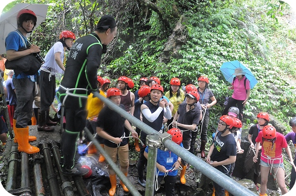 南投武界，摩摩納爾野溪瀑布探險之旅，雲的故鄉需跋山涉水才能到的隱世仙境～ @捲捲頭 ♡ 品味生活