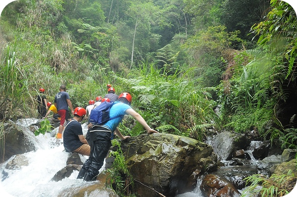 南投武界，摩摩納爾野溪瀑布探險之旅，雲的故鄉需跋山涉水才能到的隱世仙境～ @捲捲頭 ♡ 品味生活