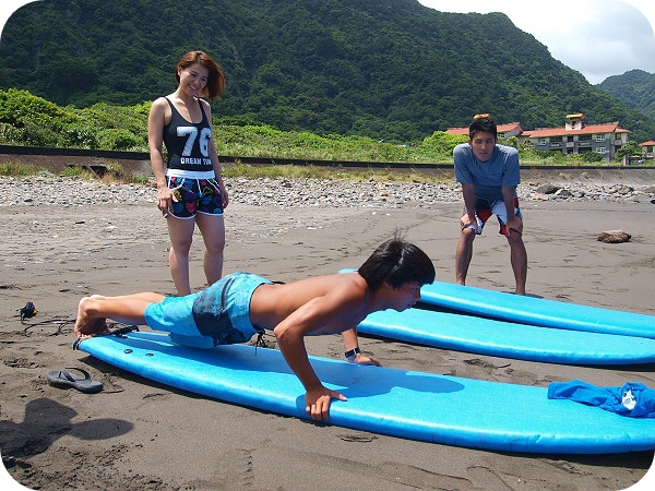 ▋宜蘭景點 ▋蜜月灣衝浪，衝浪季節，浪花依依的夏日體驗，新手也能輕鬆上手！ @捲捲頭 ♡ 品味生活