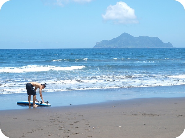 ▋宜蘭景點 ▋蜜月灣衝浪，衝浪季節，浪花依依的夏日體驗，新手也能輕鬆上手！ @捲捲頭 ♡ 品味生活