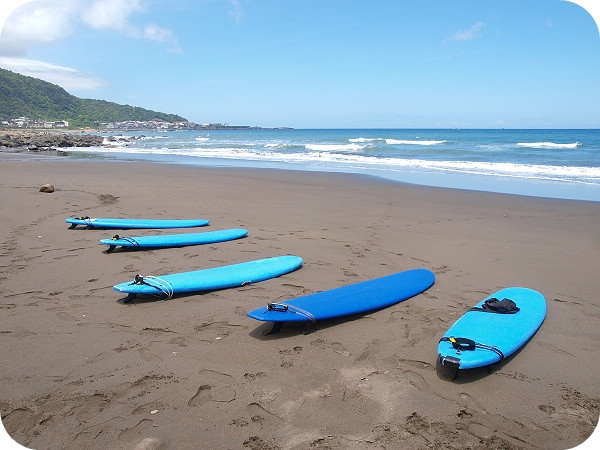 ▋宜蘭景點 ▋蜜月灣衝浪，衝浪季節，浪花依依的夏日體驗，新手也能輕鬆上手！ @捲捲頭 ♡ 品味生活