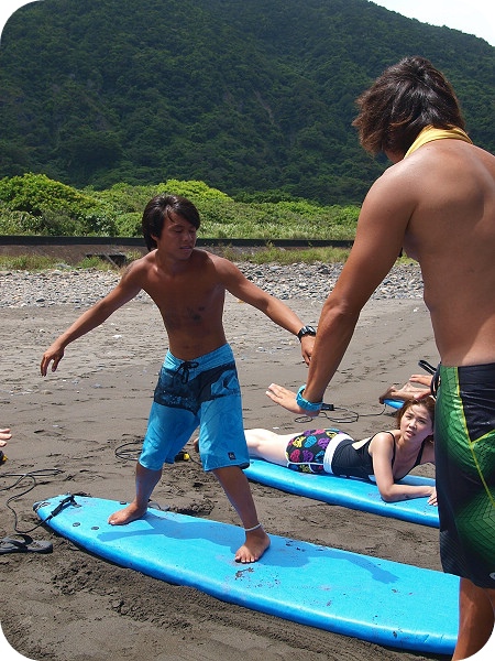 ▋宜蘭景點 ▋蜜月灣衝浪，衝浪季節，浪花依依的夏日體驗，新手也能輕鬆上手！ @捲捲頭 ♡ 品味生活