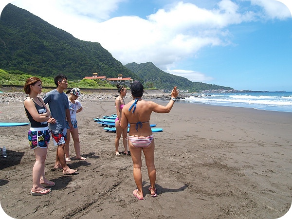 ▋宜蘭景點 ▋蜜月灣衝浪，衝浪季節，浪花依依的夏日體驗，新手也能輕鬆上手！ @捲捲頭 ♡ 品味生活