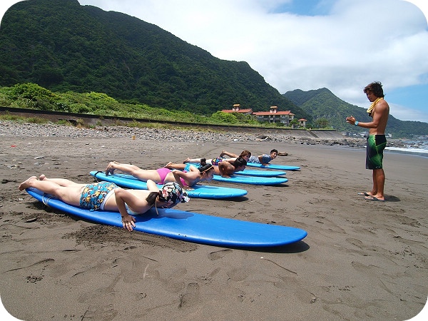 ▋宜蘭景點 ▋蜜月灣衝浪，衝浪季節，浪花依依的夏日體驗，新手也能輕鬆上手！ @捲捲頭 ♡ 品味生活