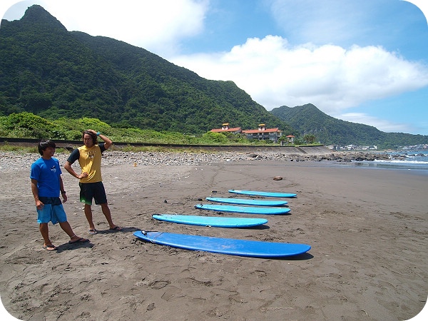 ▋宜蘭景點 ▋蜜月灣衝浪，衝浪季節，浪花依依的夏日體驗，新手也能輕鬆上手！ @捲捲頭 ♡ 品味生活