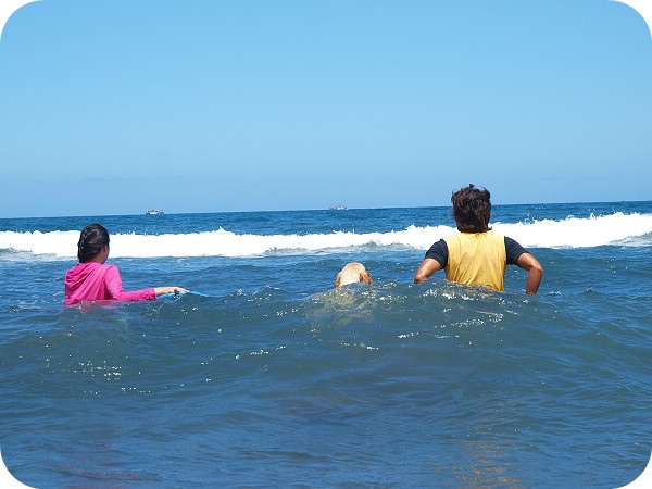 ▋宜蘭景點 ▋蜜月灣衝浪，衝浪季節，浪花依依的夏日體驗，新手也能輕鬆上手！ @捲捲頭 ♡ 品味生活