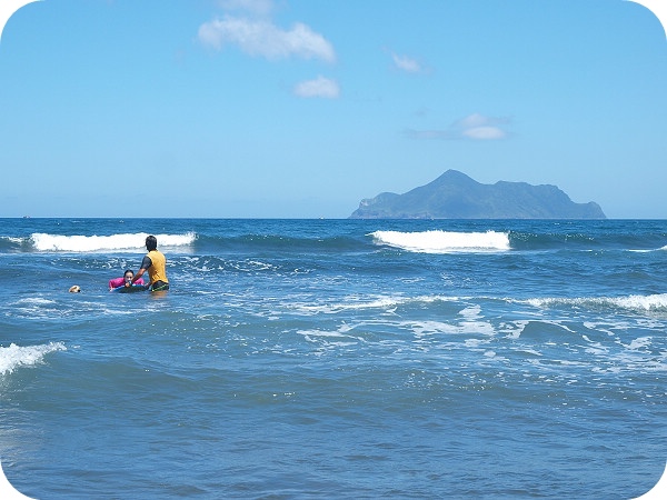 ▋宜蘭景點 ▋蜜月灣衝浪，衝浪季節，浪花依依的夏日體驗，新手也能輕鬆上手！ @捲捲頭 ♡ 品味生活