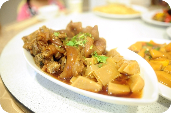 溪頭住宿》夏緹飯店。鬧中取靜的飯店，館內有多項活動可參與，入住還有下午茶～ @捲捲頭 ♡ 品味生活