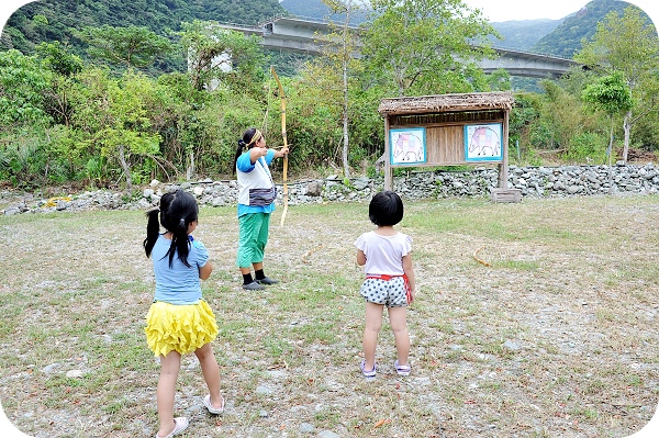 瓏山林館外行程。小小獵人體驗：竹筒飯DIY，射箭，設陷阱，原住民餐，東岳湧泉 @捲捲頭 ♡ 品味生活