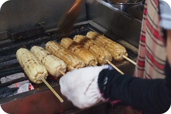 萬里美食》知味鄉烤玉米X豆華王手工豆花。經過萬里必停美食，用黑曜石先悶再烤，玉米Q彈獨特醬汁。豆漿味道濃，粉圓彈性含焦糖香！ @捲捲頭 ♡ 品味生活