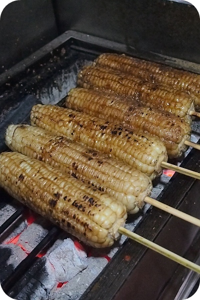 萬里美食》知味鄉烤玉米X豆華王手工豆花。經過萬里必停美食，用黑曜石先悶再烤，玉米Q彈獨特醬汁。豆漿味道濃，粉圓彈性含焦糖香！ @捲捲頭 ♡ 品味生活