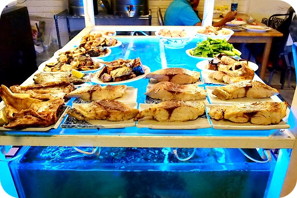 花蓮【欣欣麵館】海鮮餐廳掛名麵店，海鮮種類多樣，滿滿小菜盤任你選，有特色的麵館。 @捲捲頭 ♡ 品味生活