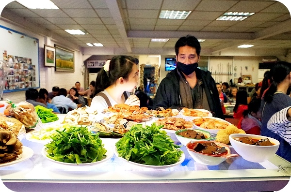 花蓮【欣欣麵館】海鮮餐廳掛名麵店，海鮮種類多樣，滿滿小菜盤任你選，有特色的麵館。 @捲捲頭 ♡ 品味生活