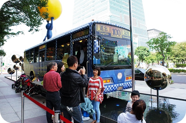 台北101景點⎮幾米月亮公車！可愛的泰迪熊司機，免費又超萌的景點！ @捲捲頭 ♡ 品味生活