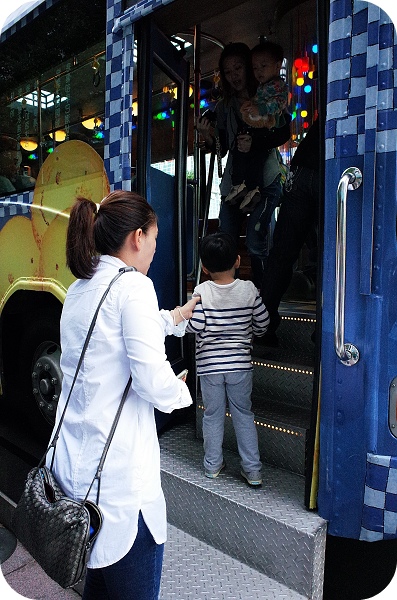 台北101景點⎮幾米月亮公車！可愛的泰迪熊司機，免費又超萌的景點！ @捲捲頭 ♡ 品味生活