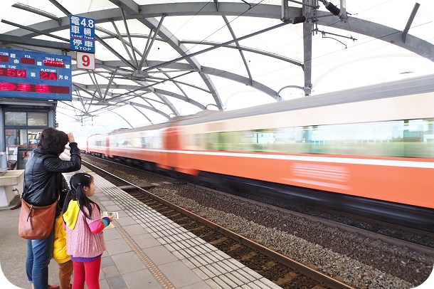 【冬山半日遊】到冬山車站看火車，吃小風箏麻辣乾麵 @捲捲頭 ♡ 品味生活