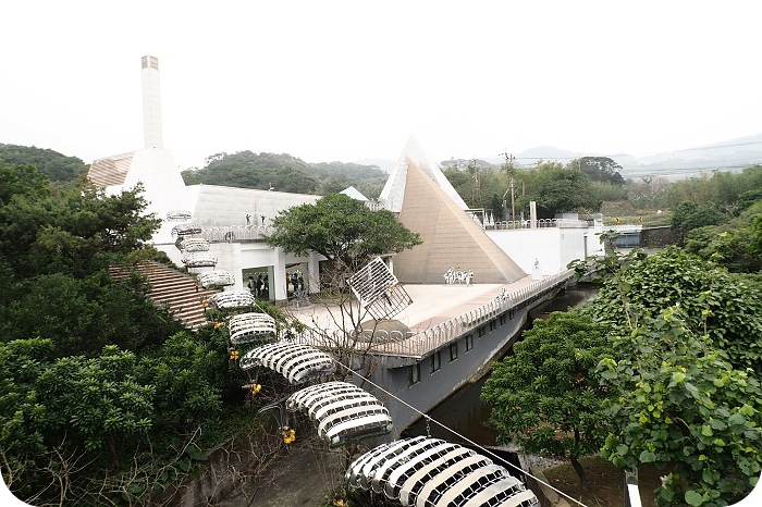 金山景點》朱銘美術館（附門票＆交通）。超俗不凡的美術館超歡樂尋寶x地板粉筆畫畫，夏季還有開放水池玩水！ @捲捲頭 ♡ 品味生活