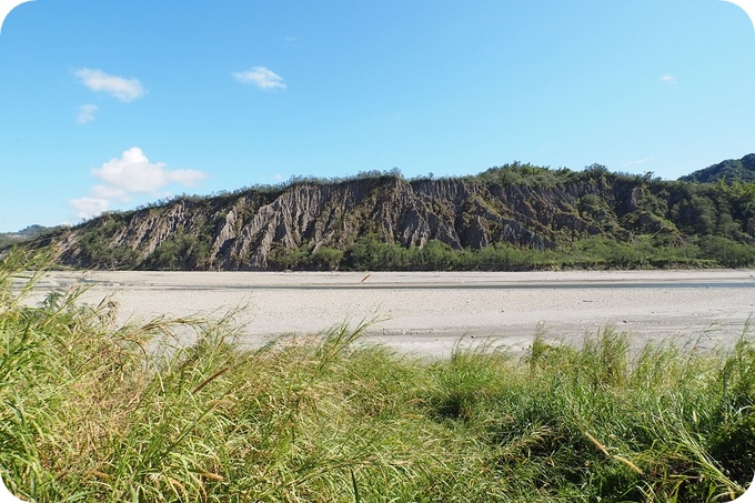 台東鹿野一日遊，帶你拍玩附近景點，小葉欖仁綠色走廊，「利吉惡地」拍出荒蕪蒼茫美感 ，全國最小房屋，瑞和車站追火車！ @捲捲頭 ♡ 品味生活