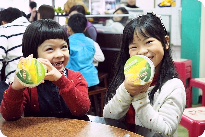 ▋花蓮美食 ▋必吃的香蕉冰、傳道冰在南澳建華冰店★ 花蓮必買檸檬汁，酸甜的口感好開胃，新城佳興冰果室！ @捲捲頭 ♡ 品味生活