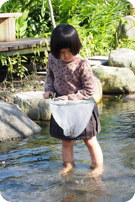 ▋宜蘭景點 ▋花泉有機休閒農場。好玩的跳跳池‼能撈魚，摸蜆，捉小蝦做生態瓶，還有超沁涼的湧泉上盪鞦韆！ @捲捲頭 ♡ 品味生活