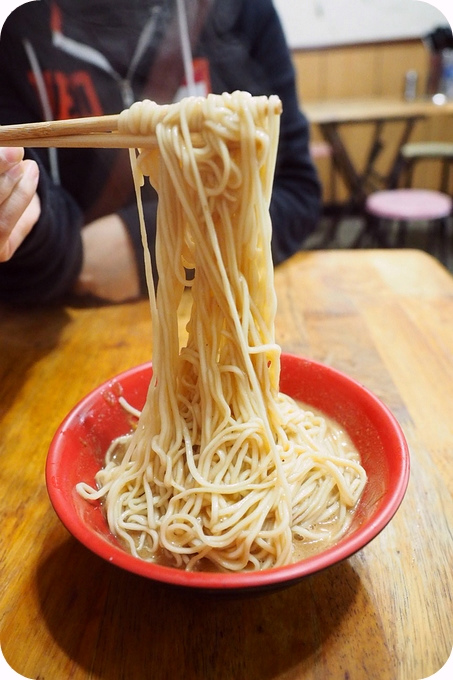 【發哥麻醬麵】在地的老麵攤沒有一天不排隊 ! 乾麵、油飯超強，再來一碗扁食丸也不錯（附菜單） @捲捲頭 ♡ 品味生活