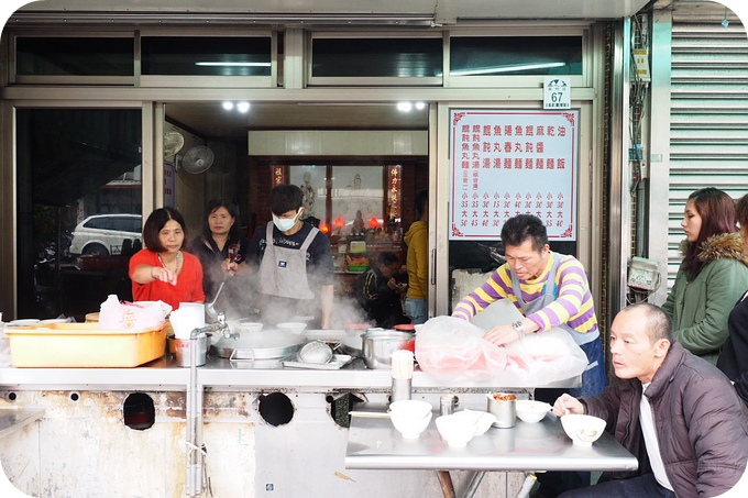 【發哥麻醬麵】在地的老麵攤沒有一天不排隊 ! 乾麵、油飯超強，再來一碗扁食丸也不錯（附菜單） @捲捲頭 ♡ 品味生活