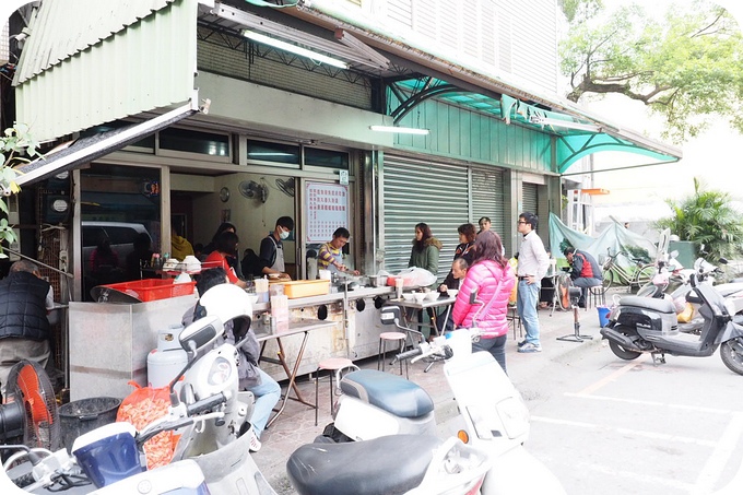 【發哥麻醬麵】在地的老麵攤沒有一天不排隊 ! 乾麵、油飯超強，再來一碗扁食丸也不錯（附菜單） @捲捲頭 ♡ 品味生活