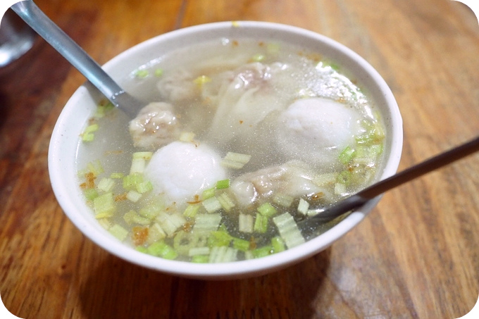 【發哥麻醬麵】在地的老麵攤沒有一天不排隊 ! 乾麵、油飯超強，再來一碗扁食丸也不錯（附菜單） @捲捲頭 ♡ 品味生活