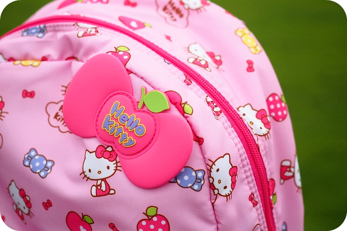 【人氣兒童背包】 Hello Kitty「蘋果棉花糖」開箱分享，現在到BAG TO YOU百達遊買童包就有機會參加《impact怡寶》親子童樂會，領千元獎品，再抽驚喜禮物喔！ @捲捲頭 ♡ 品味生活