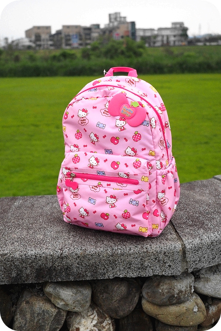 【人氣兒童背包】 Hello Kitty「蘋果棉花糖」開箱分享，現在到BAG TO YOU百達遊買童包就有機會參加《impact怡寶》親子童樂會，領千元獎品，再抽驚喜禮物喔！ @捲捲頭 ♡ 品味生活