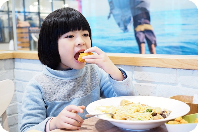 【台北親子餐廳】摺紙飛機憶童年，Chop Chop 恰恰食堂 親子餐廳，紙飛機特展 (到4/25止喔～)。 @捲捲頭 ♡ 品味生活