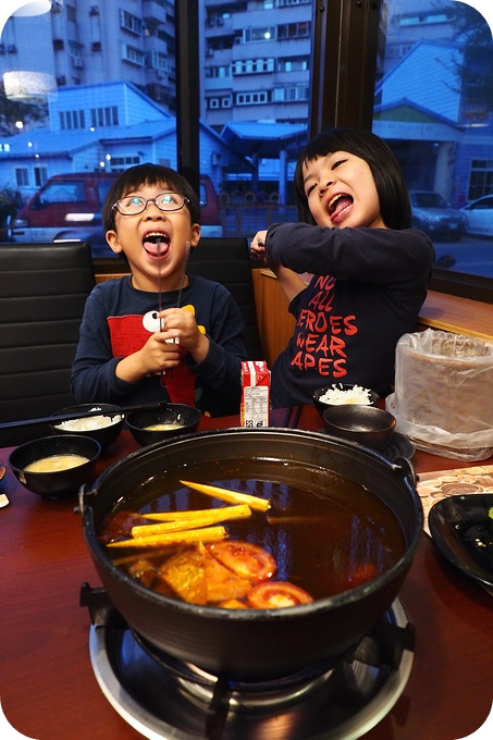 【宜蘭美食】原田屋燒烤鍋物。厚切牛排超呀米！肉質優，海鮮直送，無煙燒烤鍋物吃到飽！ @捲捲頭 ♡ 品味生活